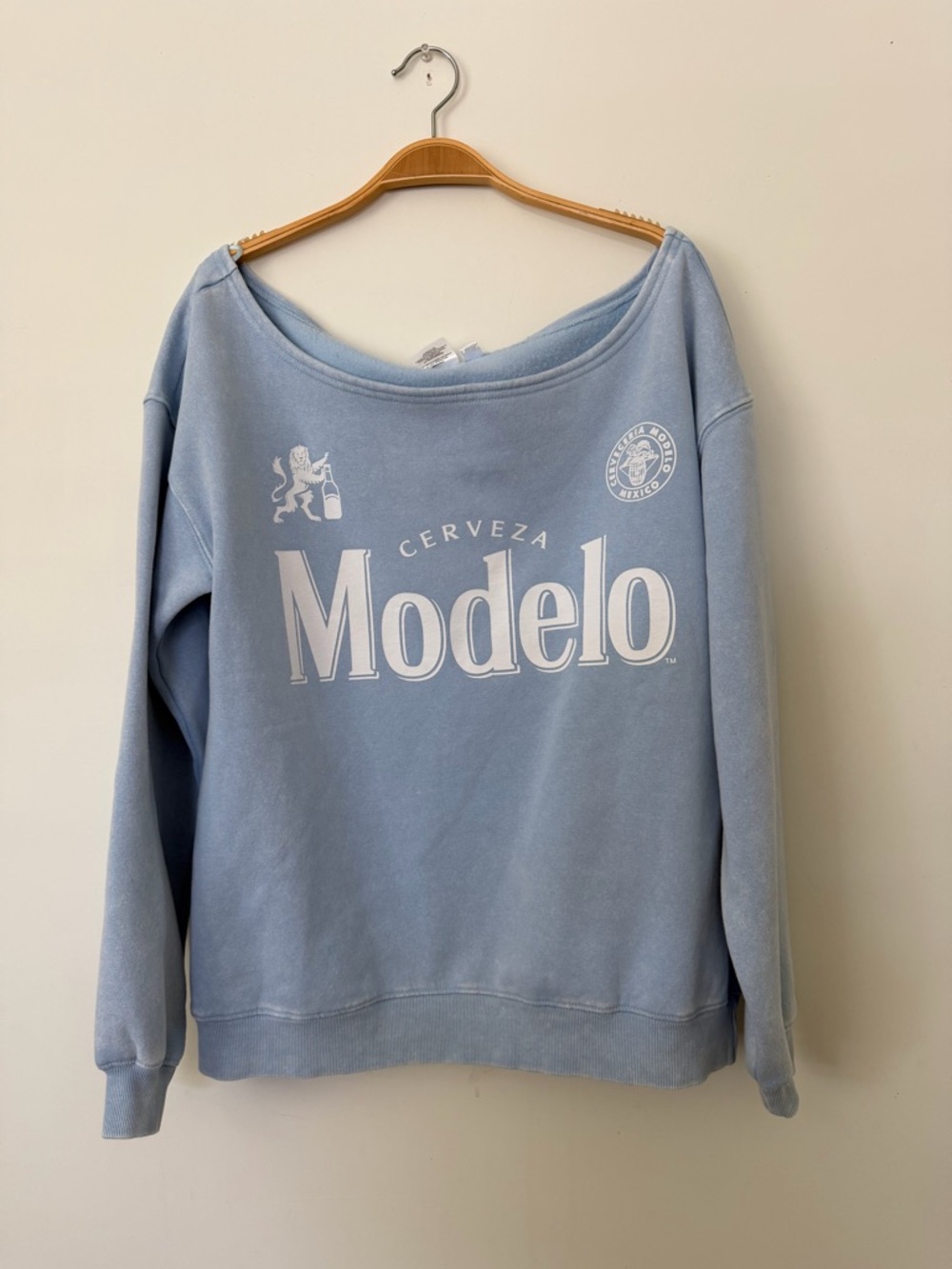 Modelo Off-Shoulder Light Blue Sweater